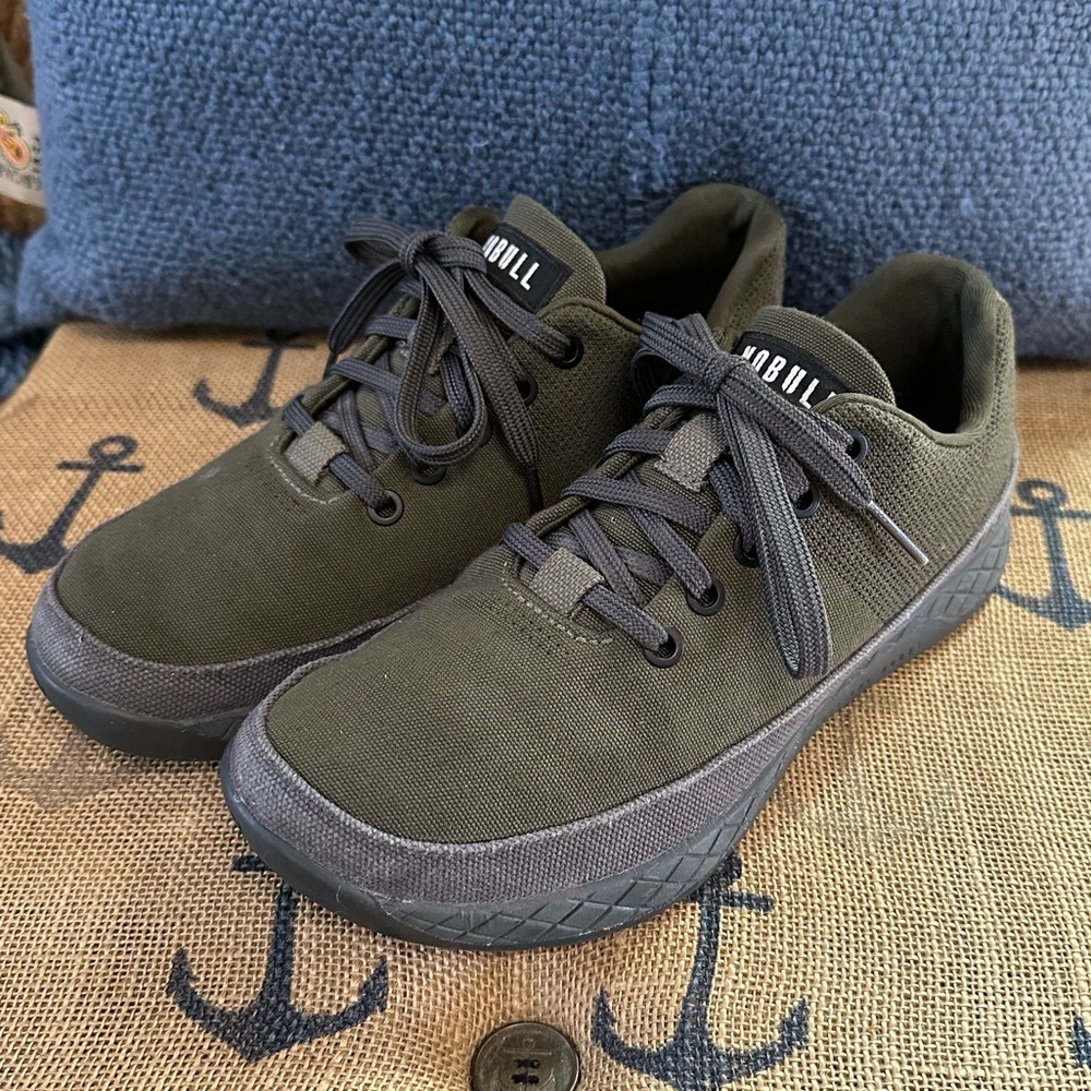 EUC No Bull canvas trainers💚